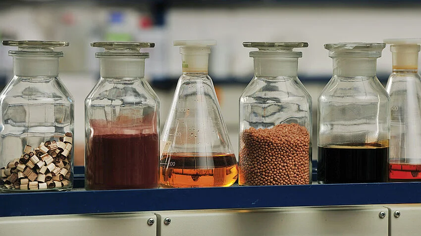 Glasflaschen mit verschiedenen Materialien