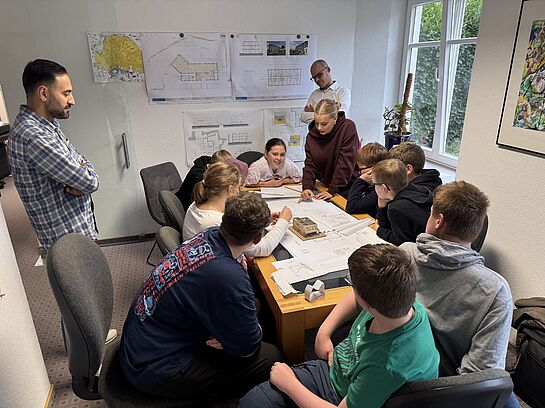 Was Architektur mit Schulprojekten zu tun hat – Die MINT-AG zu Besuch bei Faber & Müller Was Architektur mit Schulprojekten zu tun hat – Die MINT-AG zu Besuch bei Faber & Müller