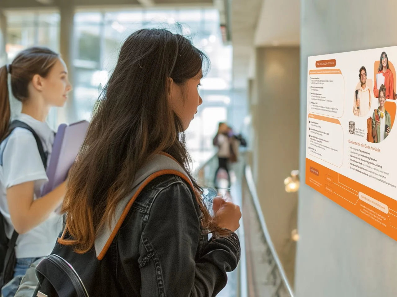 Schüler schauen auf Plakate