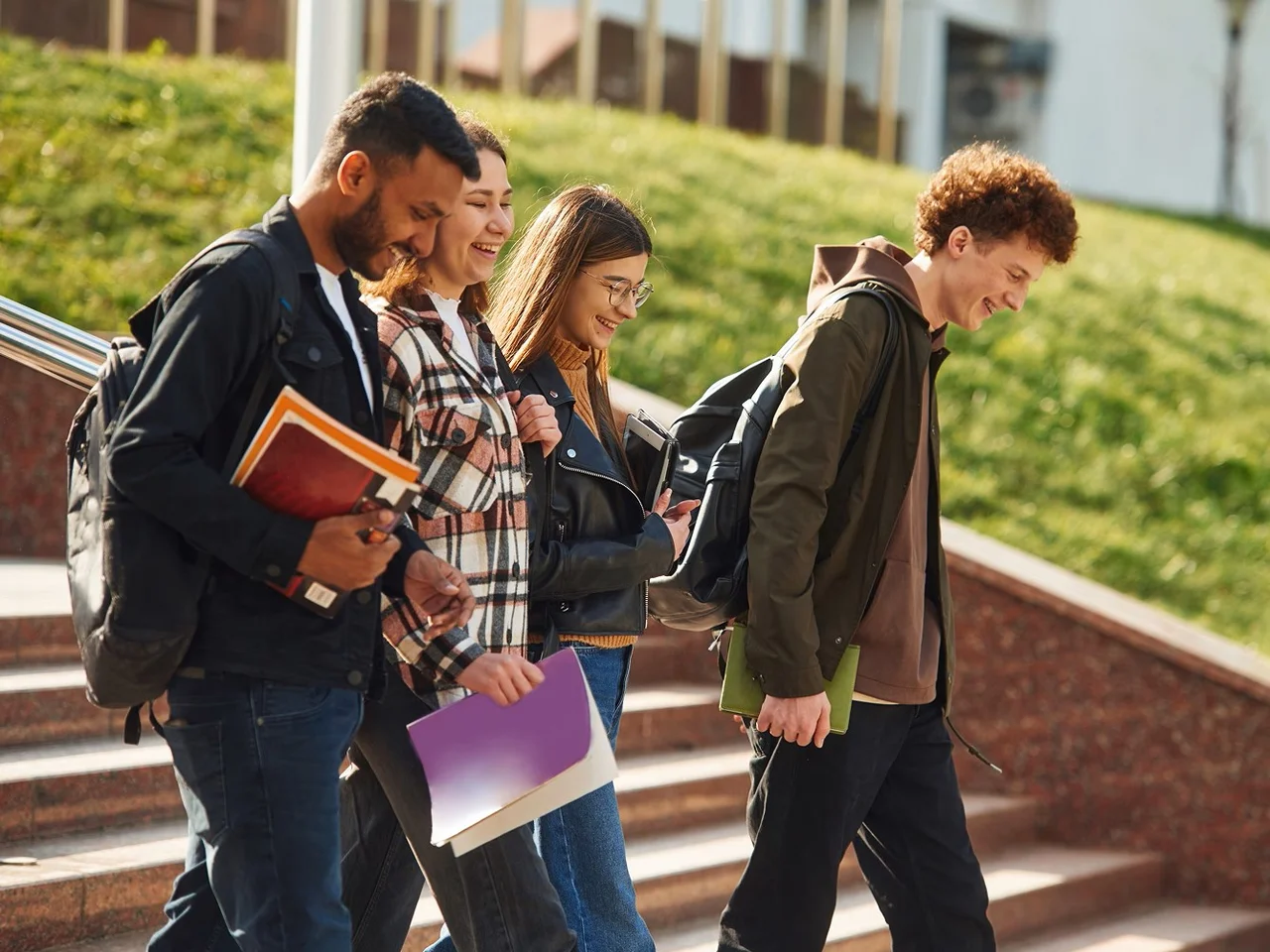 Junge Leute am Campus