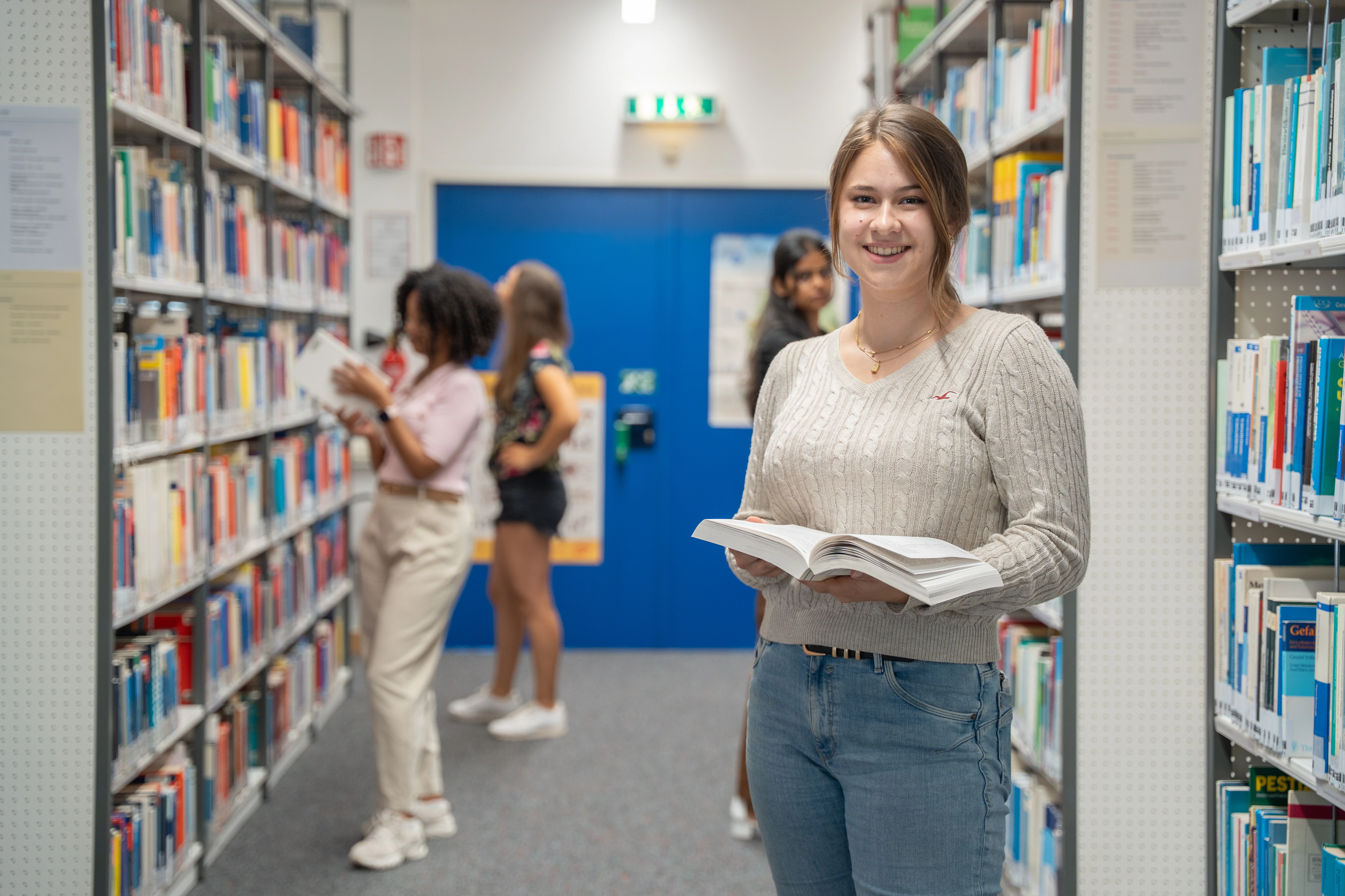 Eine Studentin in der TH-Bibliothek.