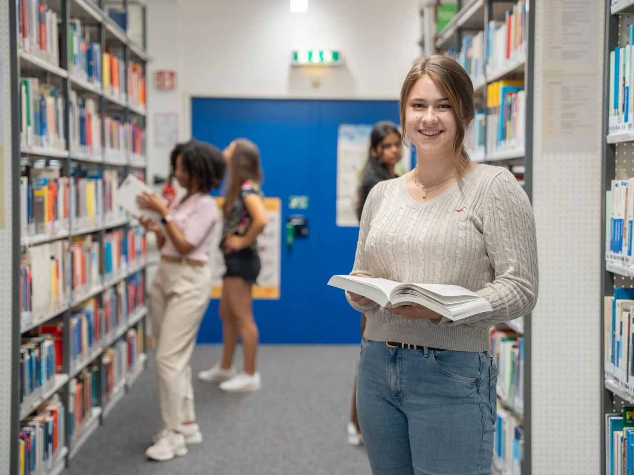 Eine Studentin in der TH-Bibliothek.