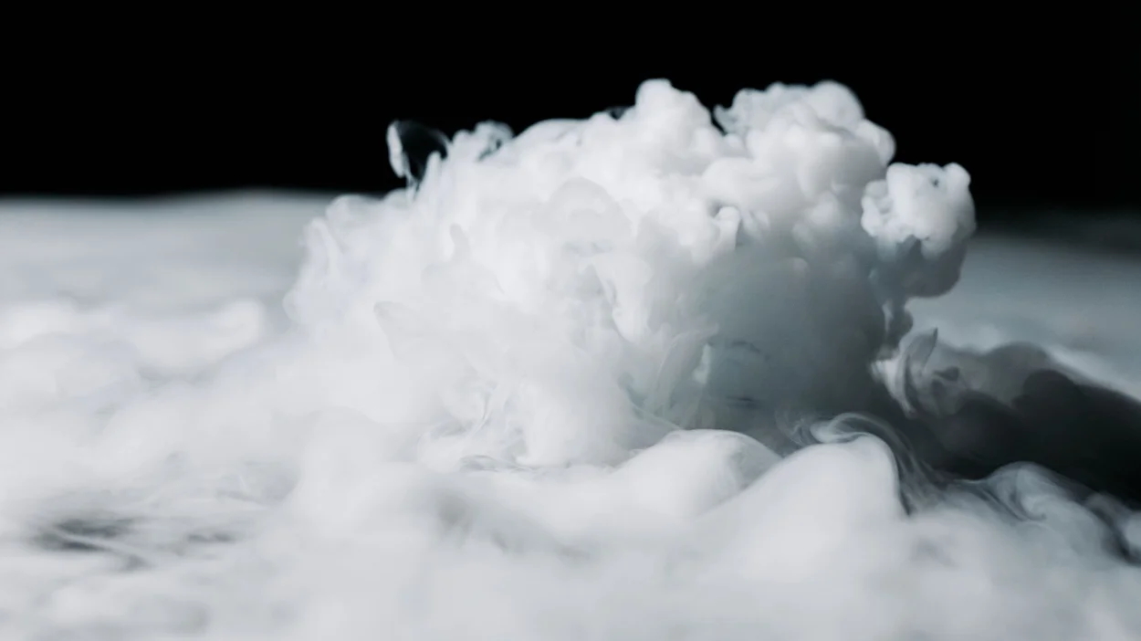 Eine Stickstoffwolke vor schwarzem Hintergrund