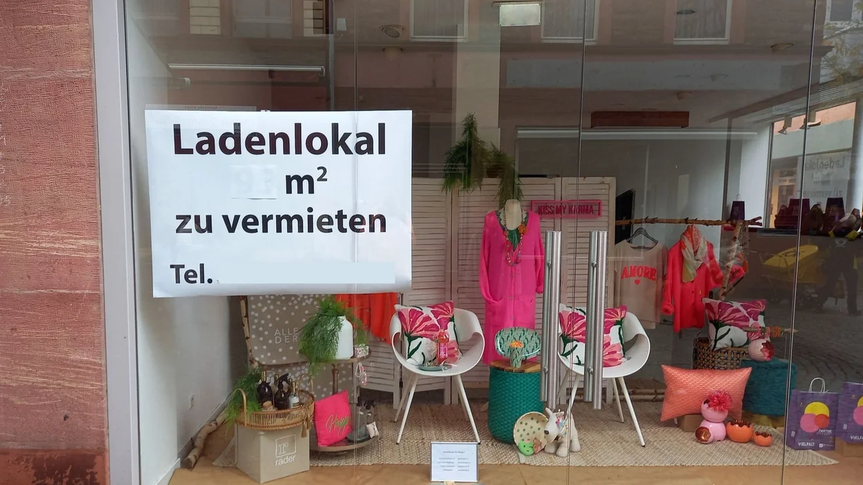 Dekoriertes Schaufenster mit Kontaktangaben