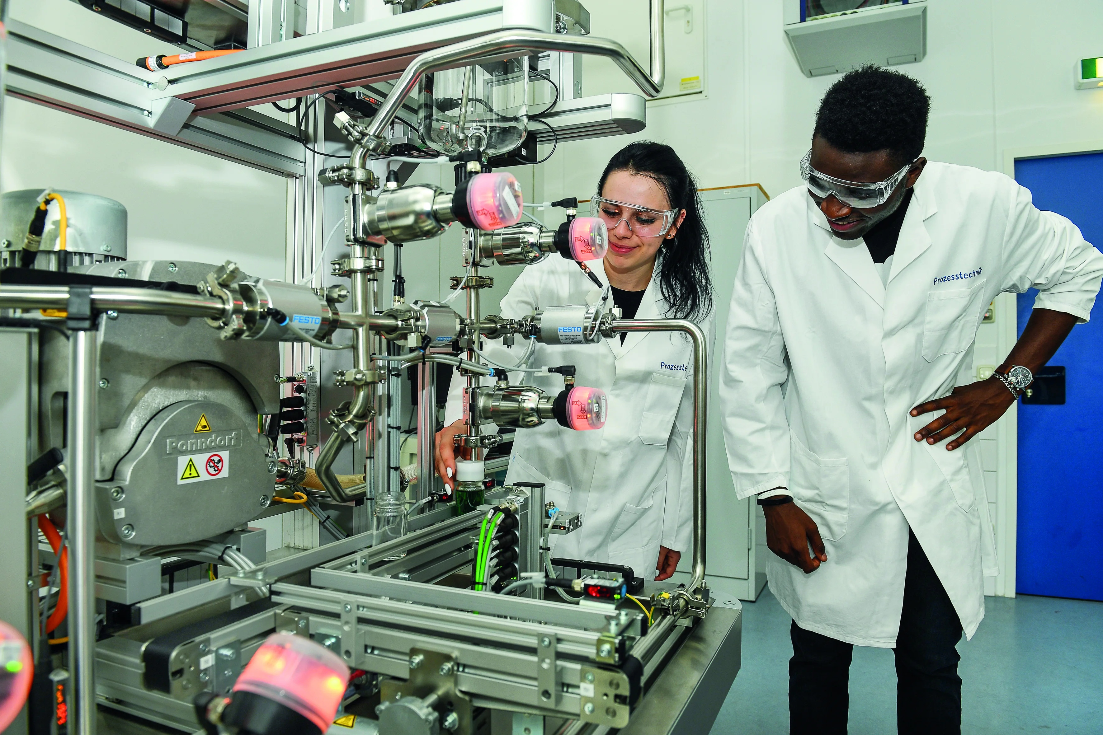 Zwei Studierende stehen vor der Modellfabrik der Technischen Hochschule Bingen 