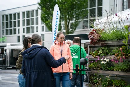 Beratung am Messestand draußen während der Umweltmesse 2026.