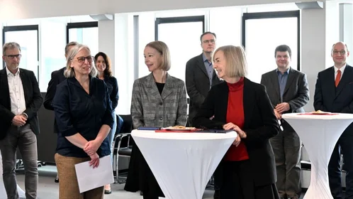 Prof. Dr. Antje Krause im Gespräch mit Kolleginnen aus der Hochschulpräsident:innenkonferenz