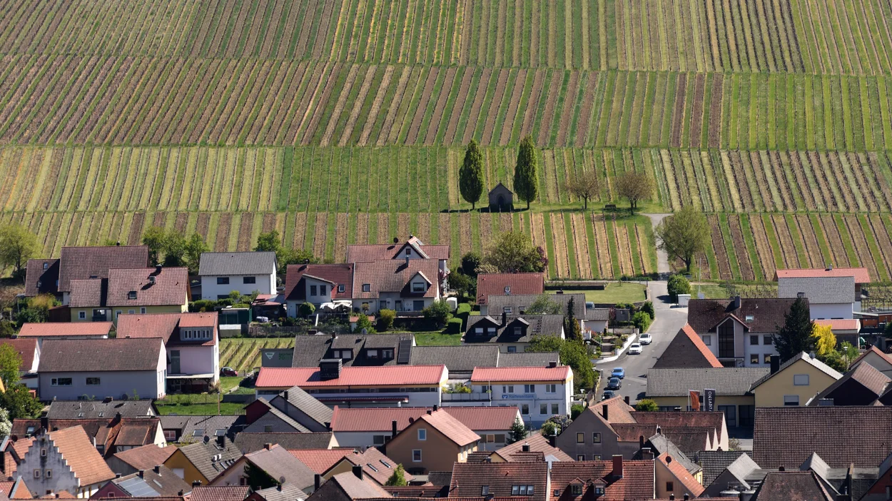 Landwirtschaftsfelder hinter Häusern
