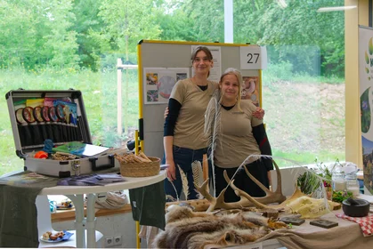 Zwei gutgelaunte Helferinnen der Umweltmesse an ihrem Stand