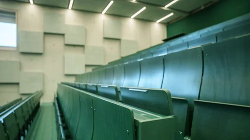 Grüne Stuhlreihen im Audimax
