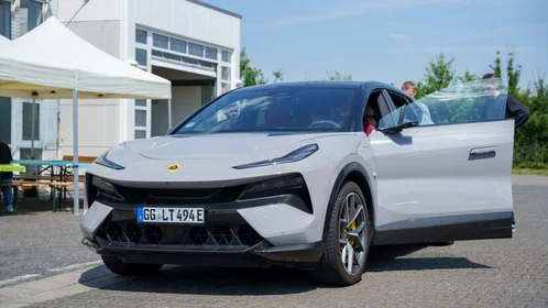 Close up von unten auf helles modernes Auto mit offener Tür