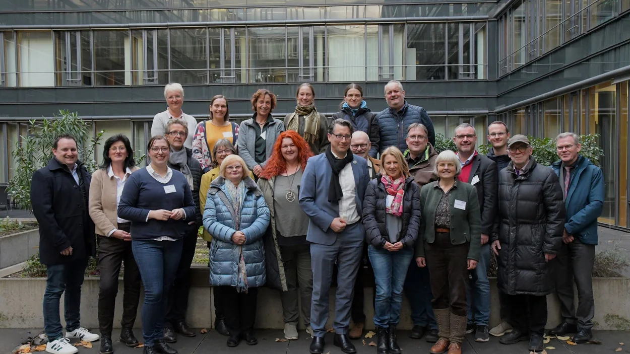 Die Mitglieder des 12. Tierschutzbeirates RLP stehen in einer Gruppe zusammen
