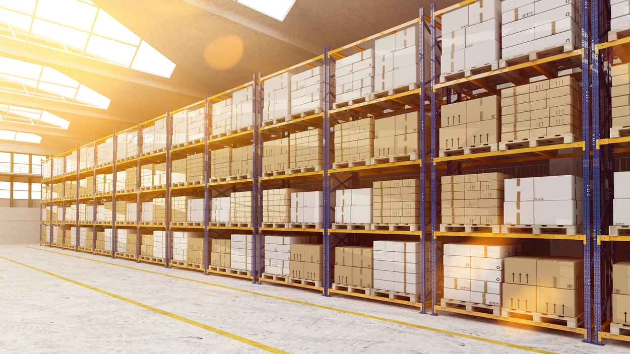 Ansicht eines Warenlagerregals in einer Lagerhalle, im Hintergrund atmosphärisches Sonnenlicht.