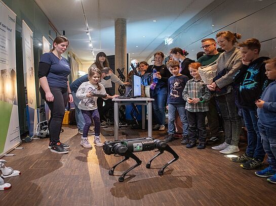 Roboterhund der TH Bingen begeistert bei der Koblenzer Nacht der Technik