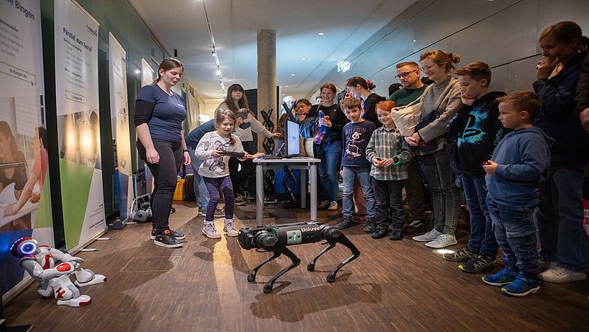 Roboterhund der TH Bingen begeistert bei der Koblenzer Nacht der Technik
