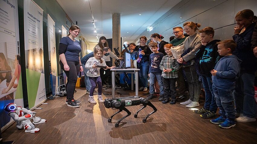 Roboterhund der TH Bingen begeistert bei der Koblenzer Nacht der Technik Roboterhund der TH Bingen begeistert bei der Koblenzer Nacht der Technik