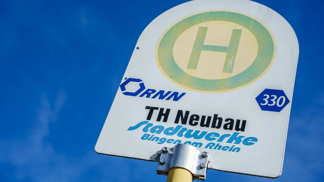 Haltestellenschild gegen blauen Himmel fotografiert