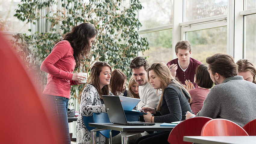 Lerngruppe von Studierenden in der Mensa