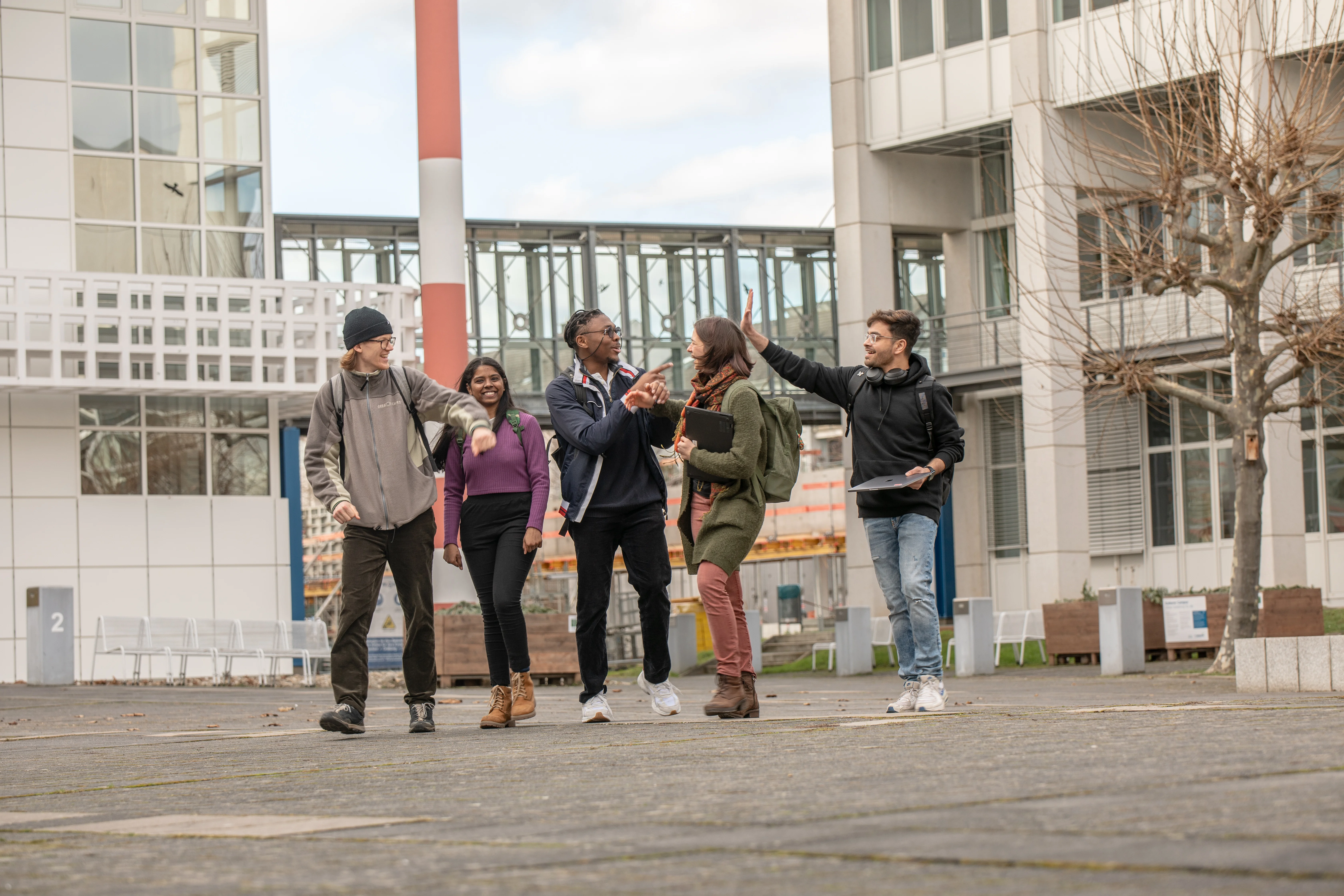 Eine Gruppe Studierender auf dem Innenhof des TH Bingen Campus