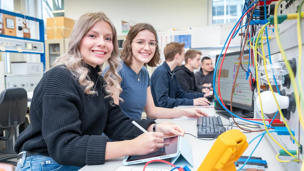 Zwei Studentinnen sitzen im Vordergrund an Computern, im Hintergrund weitere Studierende – Szene aus dem Hochschulalltag der TH Bingen.