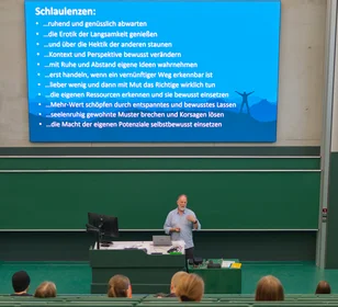 Ein Vortrag zur Umweltmesse in einem Vorlesungssaal