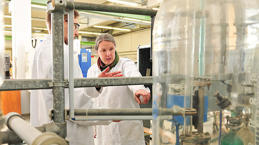 Professor Rößner im Gespräch mit einem Studenten über den Bioreaktor