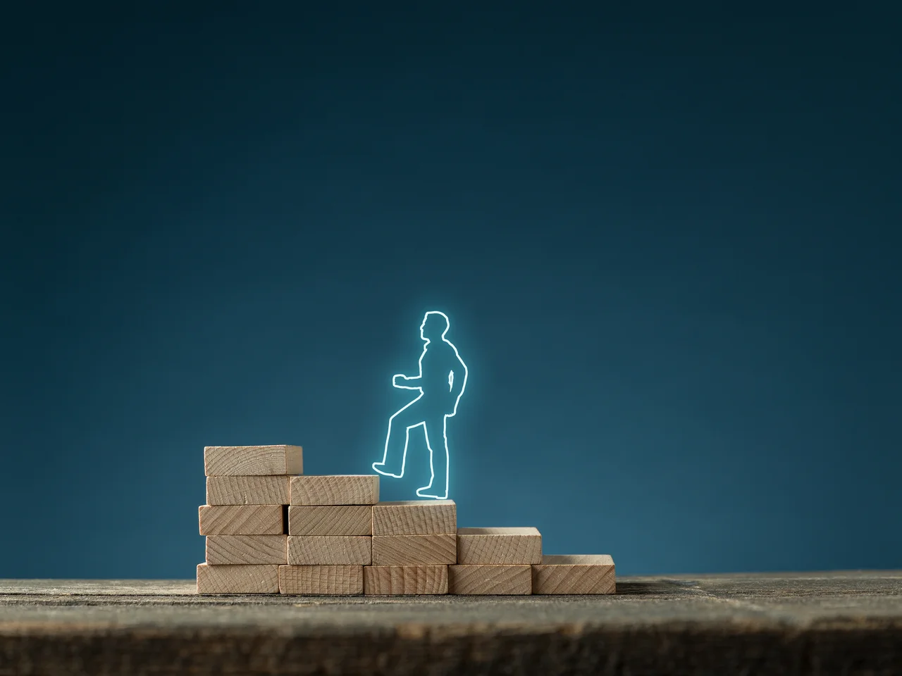 Ein digitaler Mann besteigt eine Holzklotztreppe.