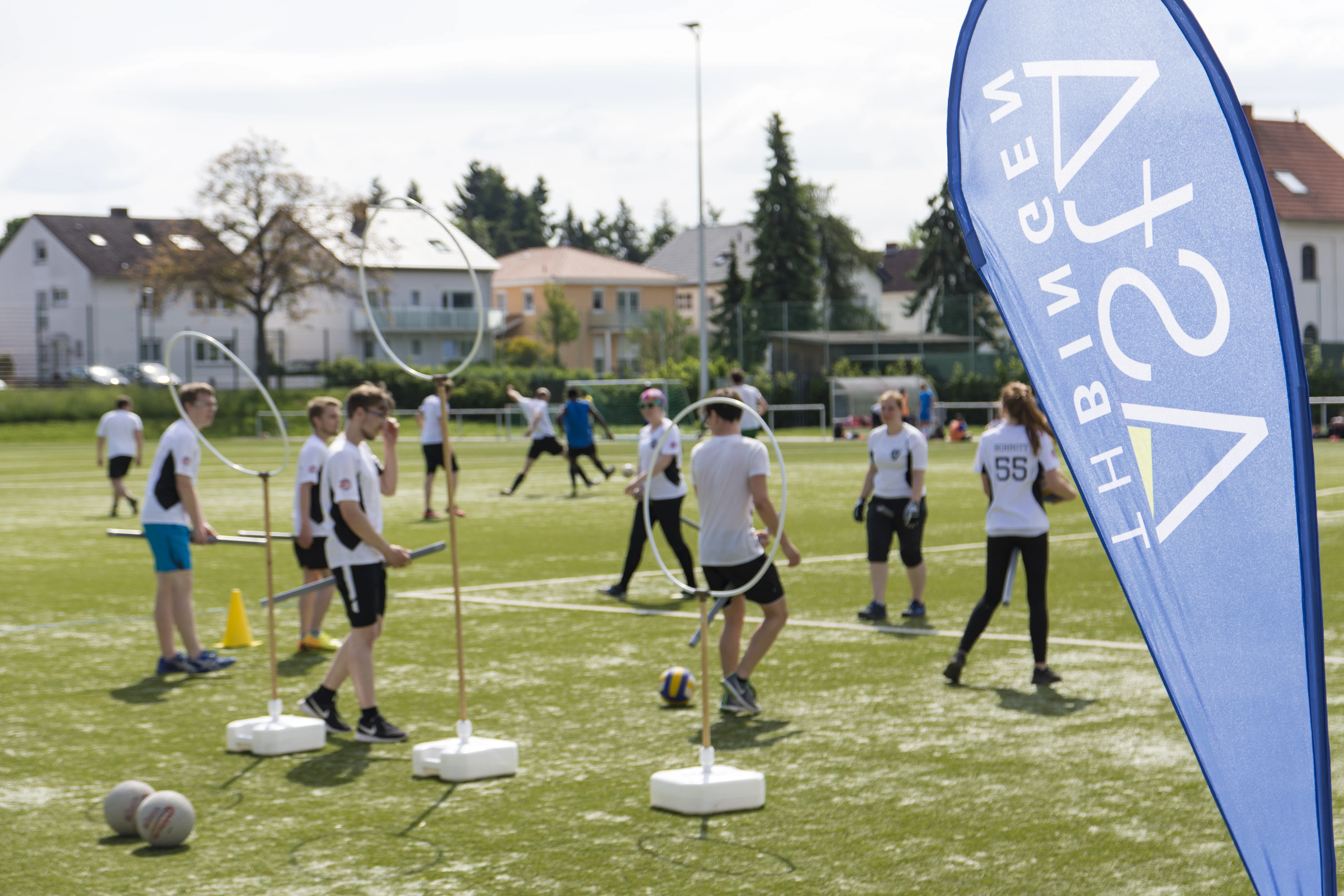 Das Bild zeigt Studierende in Trikots beim Sportfest der TH Bingen.