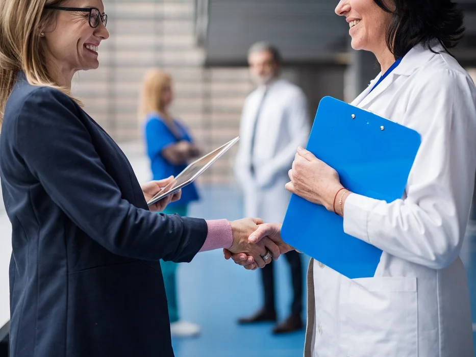 Händeschütteln von zwei Frauen