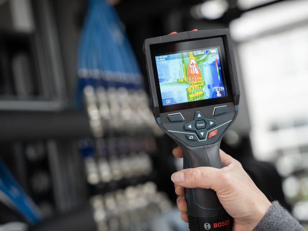 Auf dem Bild ist eine Wärmebildkamera zu sehen