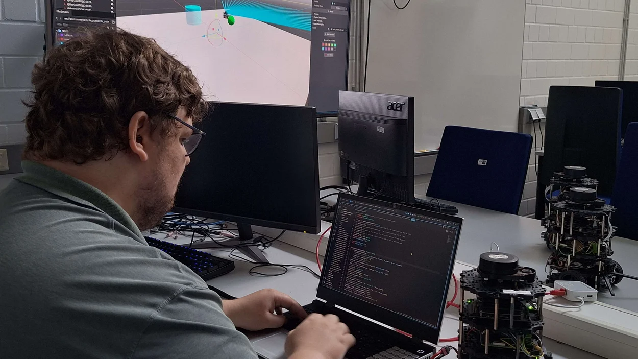 Mitarbeiter am Labor-Computer