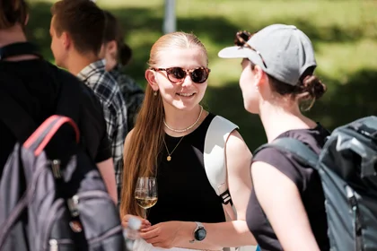 Lachende Studentin