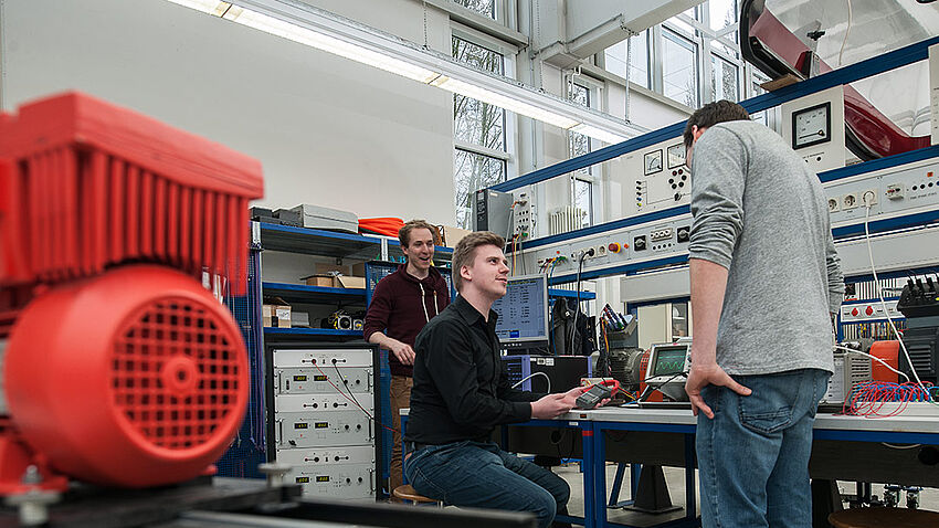 Studierende während einer Messung im Antriebstechniklabor
