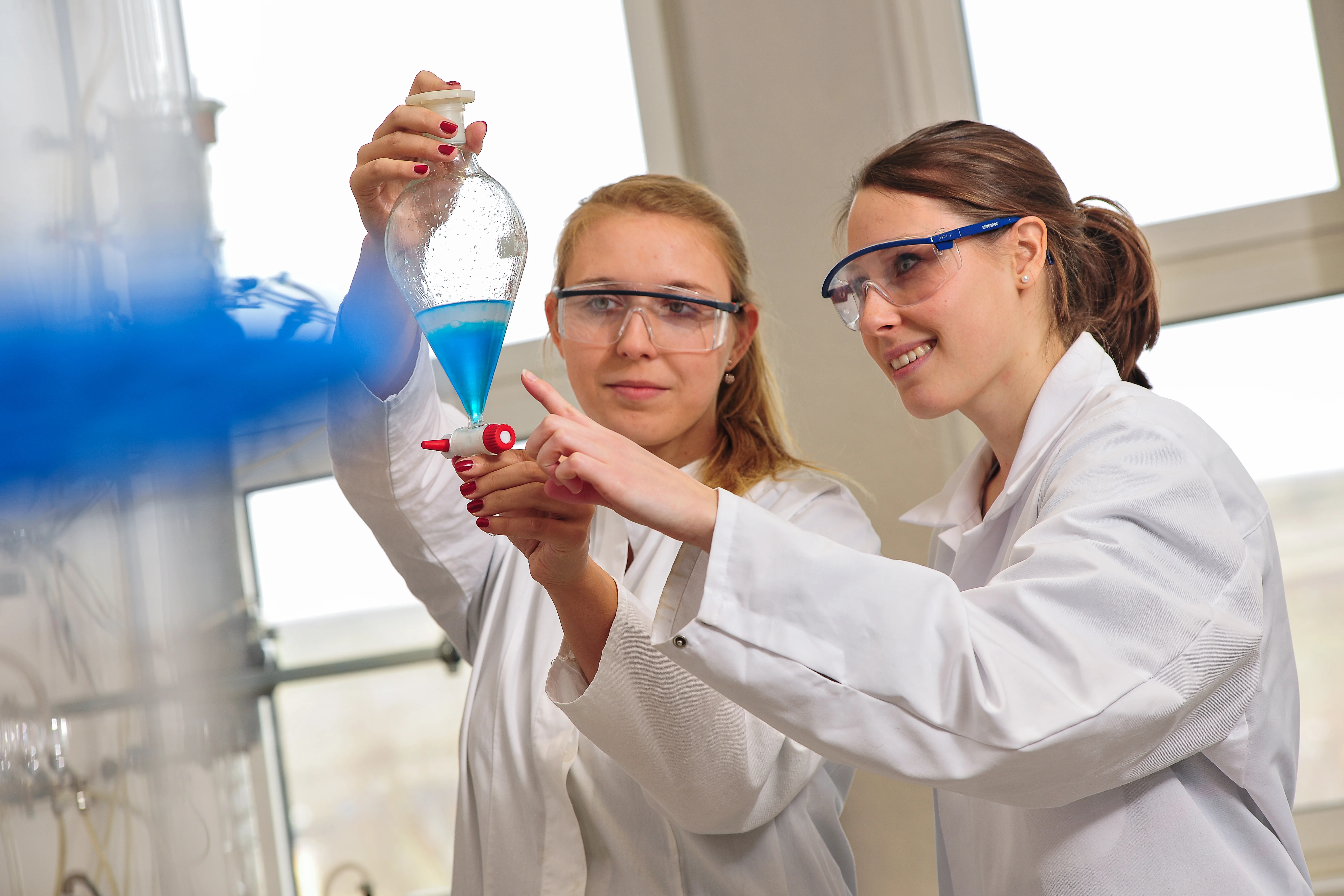 Zwei Studentinnen im Biotechnologielabor