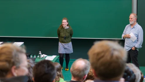 Ein Vortrag der Umweltmesse vor einer großen Tafel