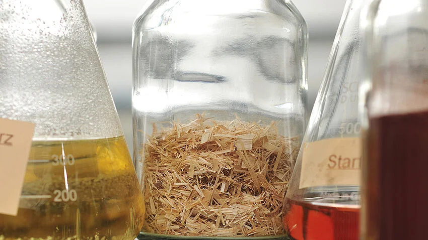 Das Bild zeigt einige Gläser, die mit leicht entflammbarem Material befüllt sind.