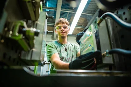 Ein Student, der an einer Maschine arbeitet.