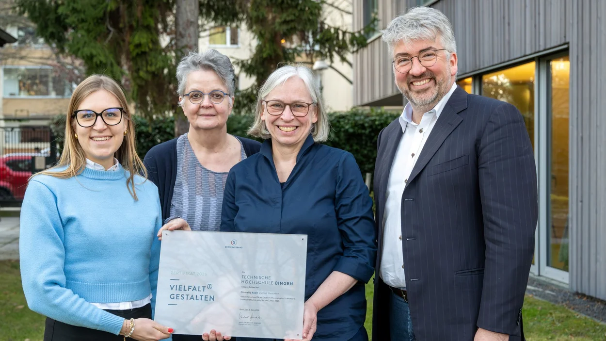 Von links: Vanessa Fischer, Hannelie Bohnes, Prof. Dr. Antje Krause, Prof. Dr. Christian Ganseuer