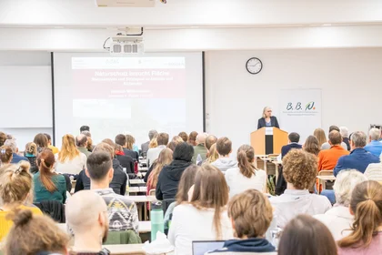 Präsidentin Antje Krause spricht auf der Naturschutztagung