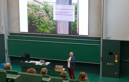 Ein Vortrag zur Umweltmesse in einem Vorlesungssaal
