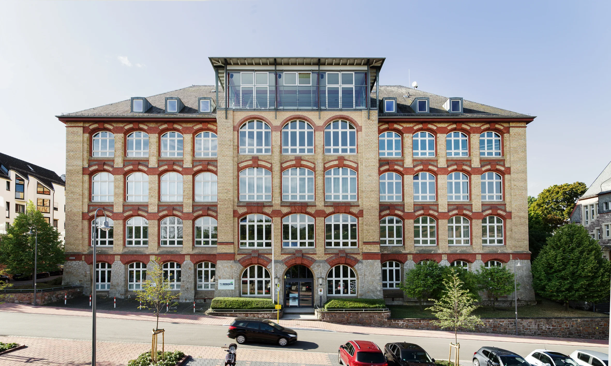 Das Bild zeigt eine Frontansicht des Hermann-Hoepke-Technikums der TH Bingen