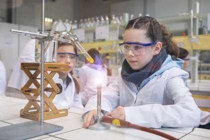 Schülerinnen im Labor der TH Bingen