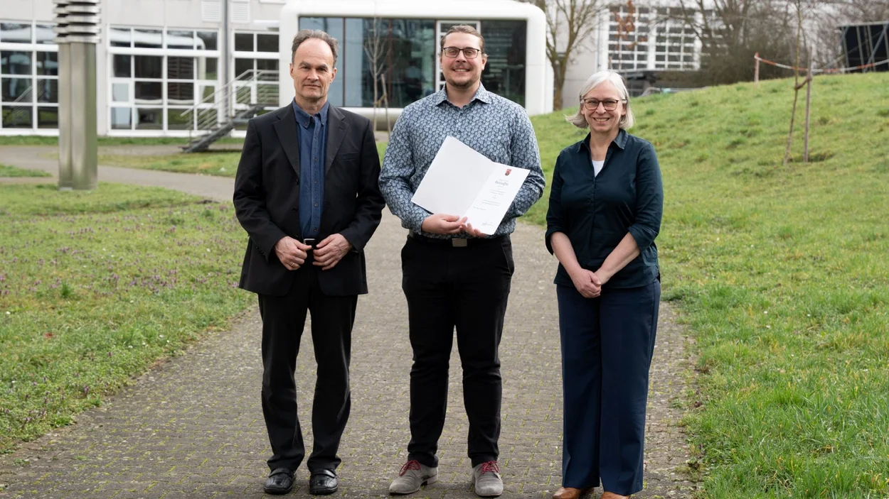 Prof. Dr.-Ing. Simon Duque Antón (Mitte) mit der Präsidentin Prof. Dr. Antje Krause (rechts) und Dekan Prof. Dr.-Ing. Christian Baier-Welt
