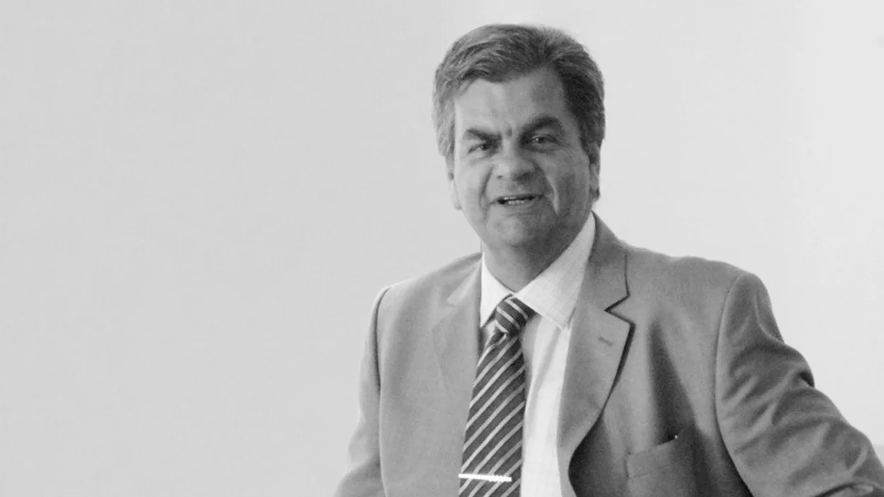 Schwarz-weiß-Foto eines älteren Herren im Anzug