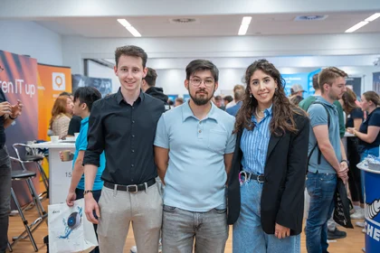 Studierende posieren auf dem Industrietag 2025 für die Kamera.