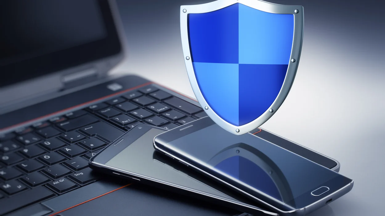 Symbolbild für mobile Sicherheit: Zu sehen sind ein Laptop und zwei Smartphones.