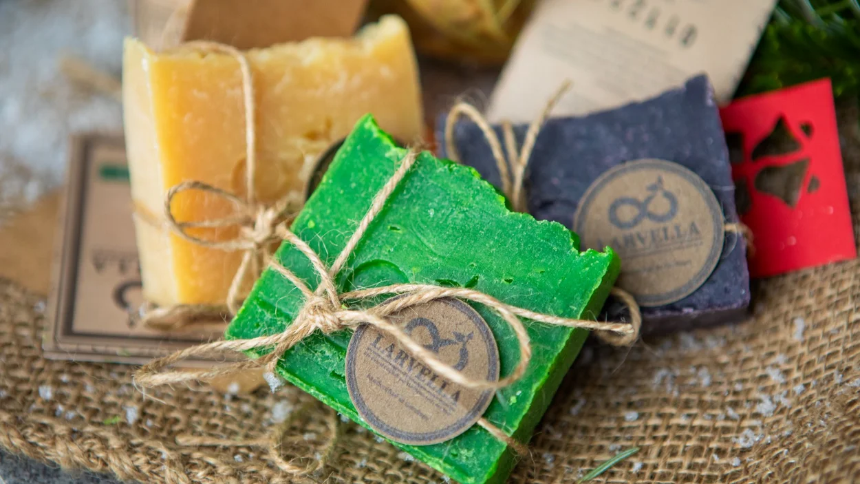 Einige hübsch arrangierte Seifen aus Larven.