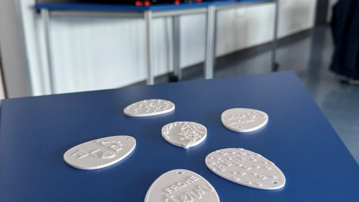 Ostereier, die mit einem 3D-Drucker erstellt wurden im Rahmen eines MINTplus-Workshops an der TH Bingen