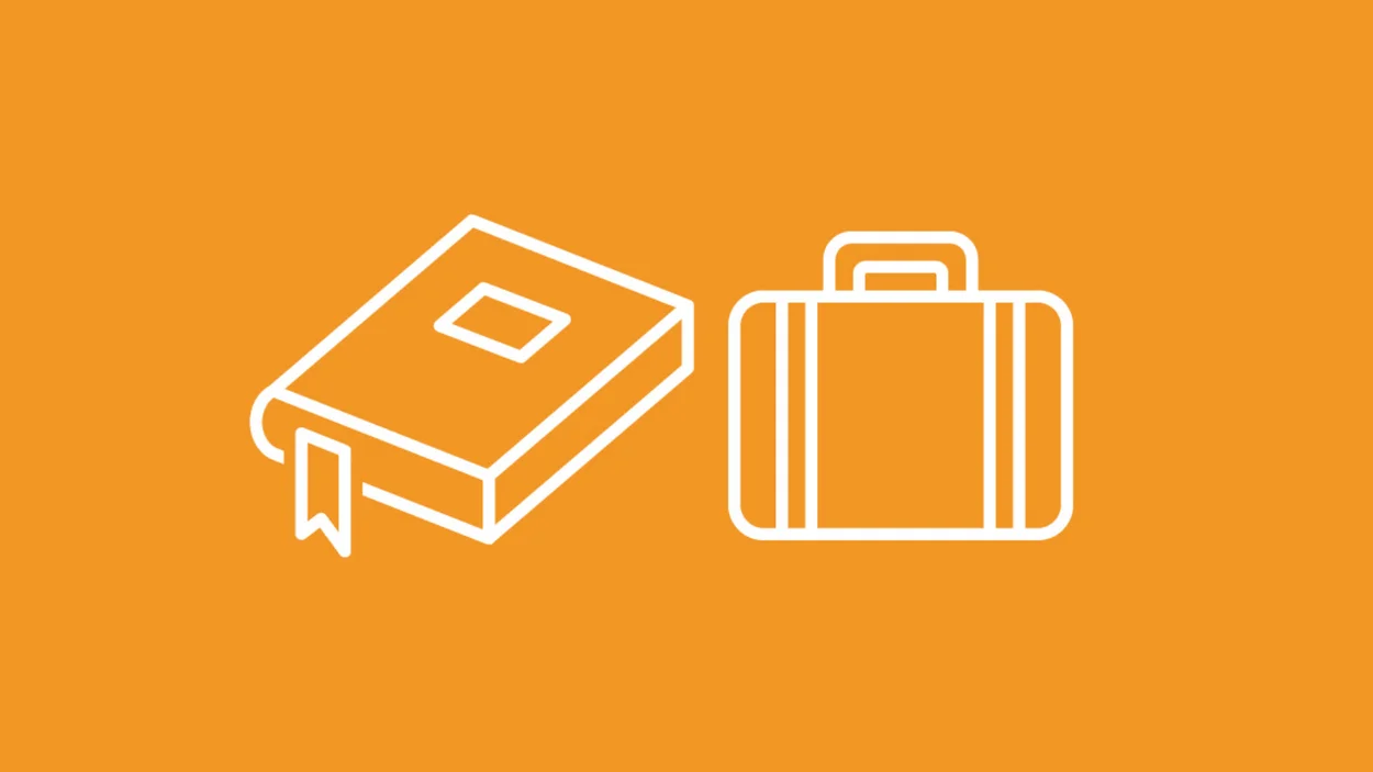 Orangefarbener Hintergrund, auf dem in weiß ein Buch und ein Koffer abgebildet ist