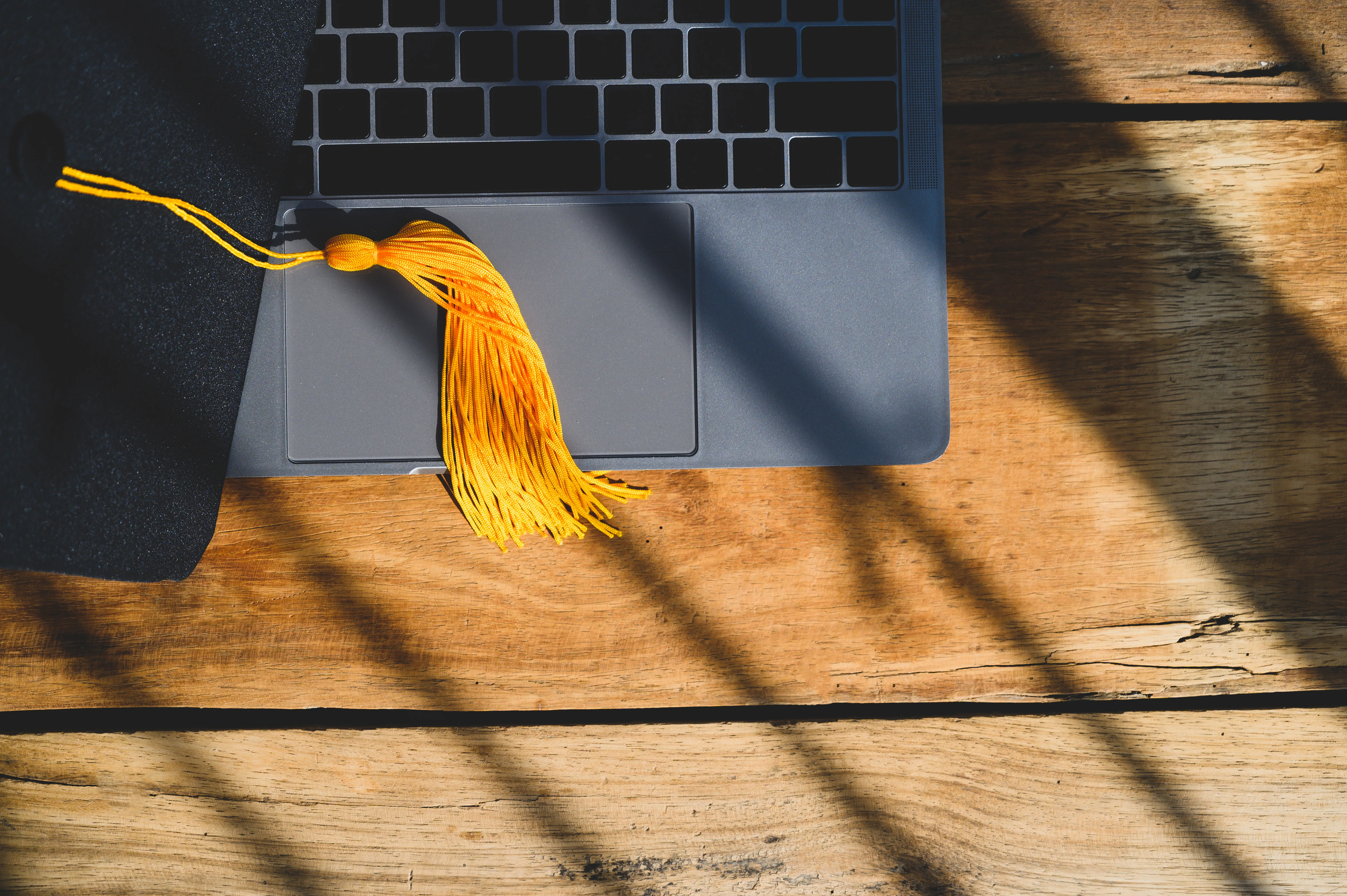 Ein Absolventenhut auf einem Laptop.